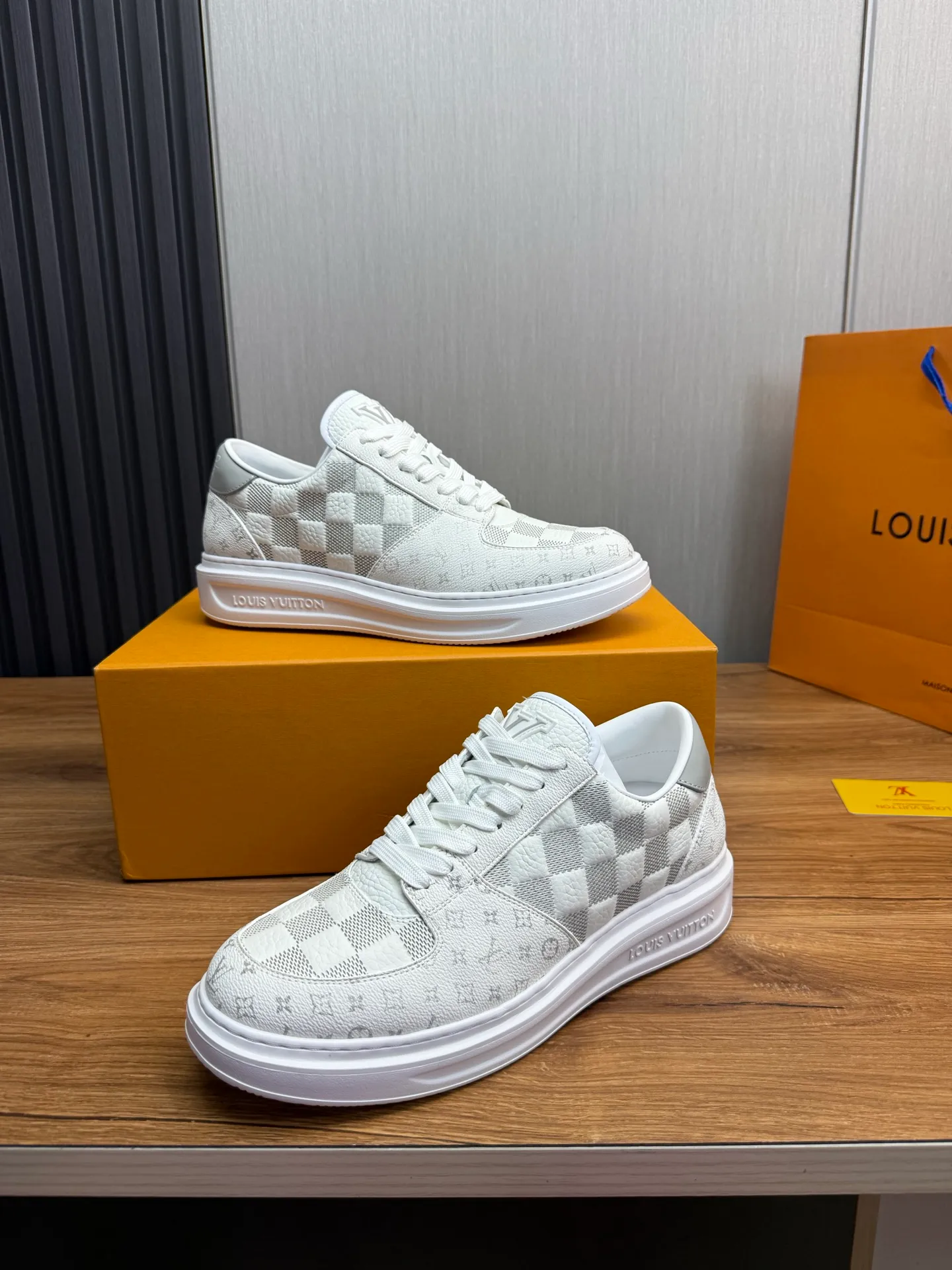 Men's shoes 💰840💰 LOUIS VUITTON [Luden Yiwei] The new trendy Lv is on the market 🎁, casual and fashionable men's shoes 👟 1:1 shipment ⬆️The upper is made of imported cowhide + cowhide mesh lining, the original wear-resistant rubber outsole, the version is simple and elegant, exclusive for trendy men. 38-45 (38.45 is non-refundable if made to order)